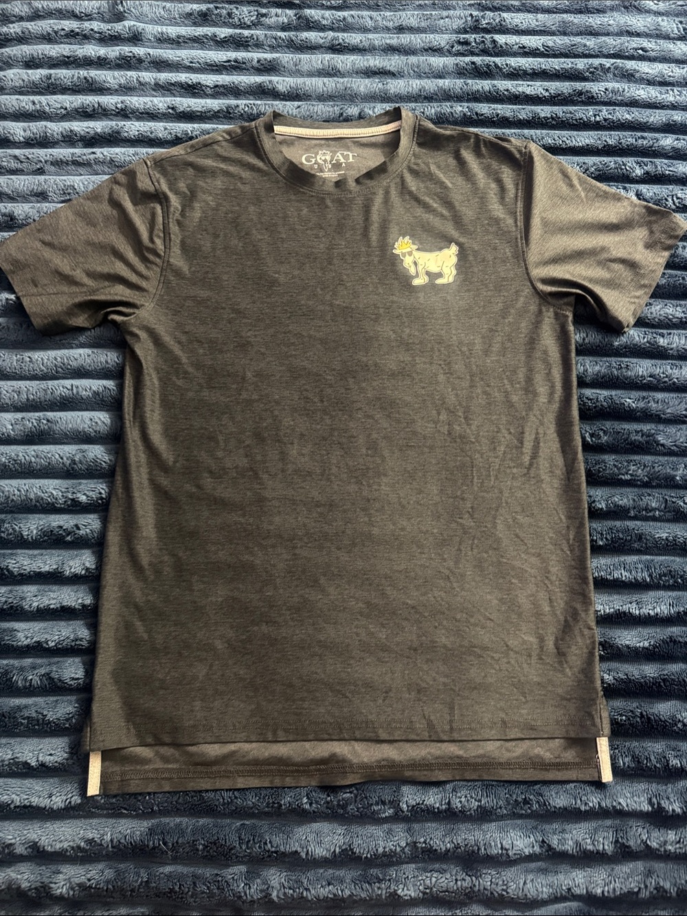 GOAT USA men’s navy heathered crew neck shirt, size Medium